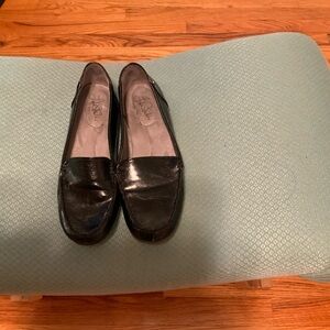 LIFE STRIDE FLAT WALKING SHOES